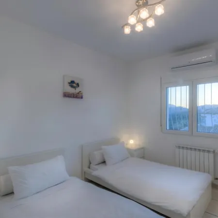 Casa Modena - By Aldertons Villa